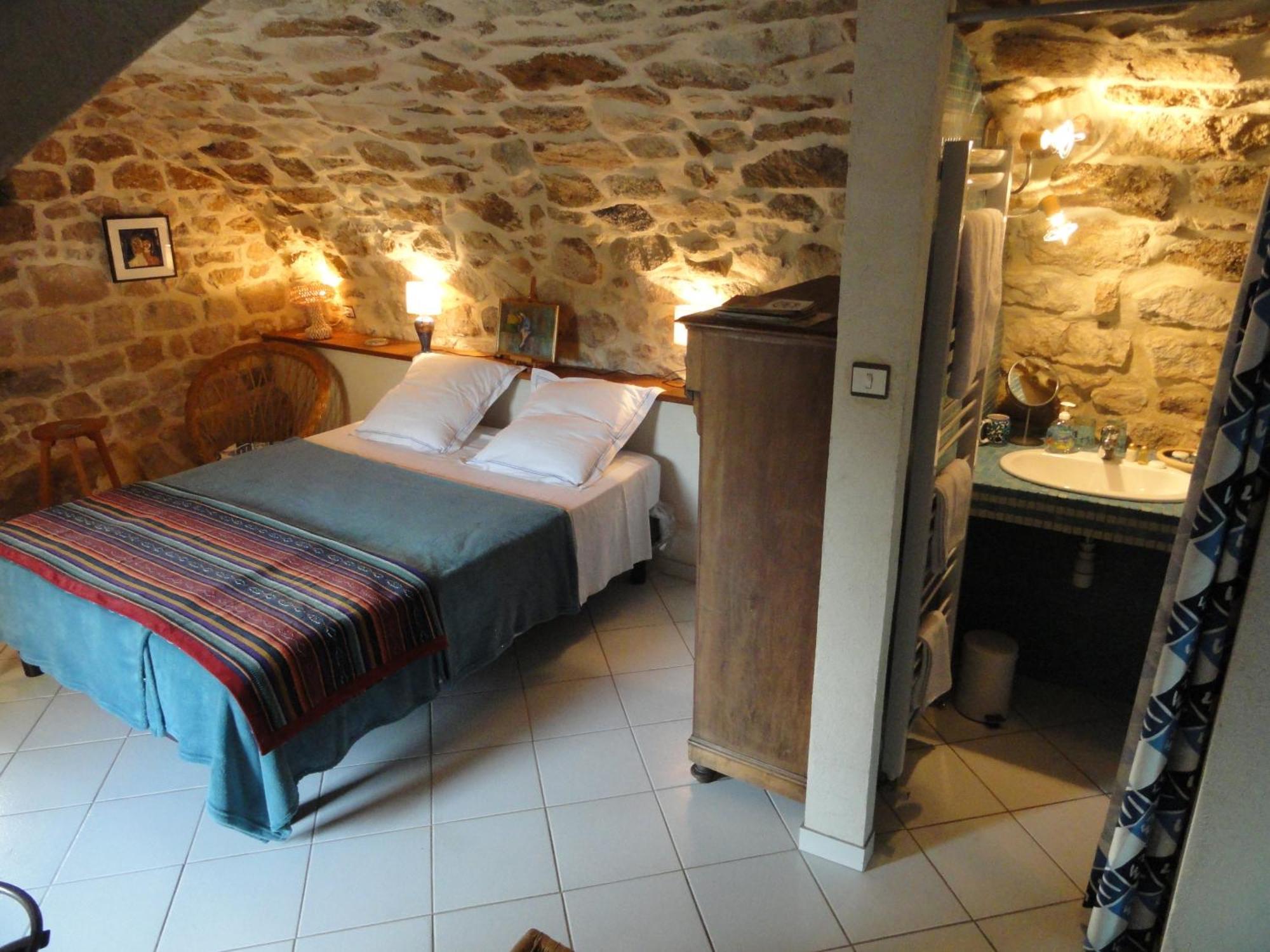 Chambre D'Hotes Au Creux Du Chambon Joyeuse Room photo